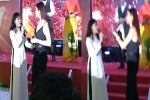 Hy hữu ở Đà Nẵng: MC đang say mê giới thiệu chương trình thì khách mời xông thẳng lên sân khấu 'tố' BTC