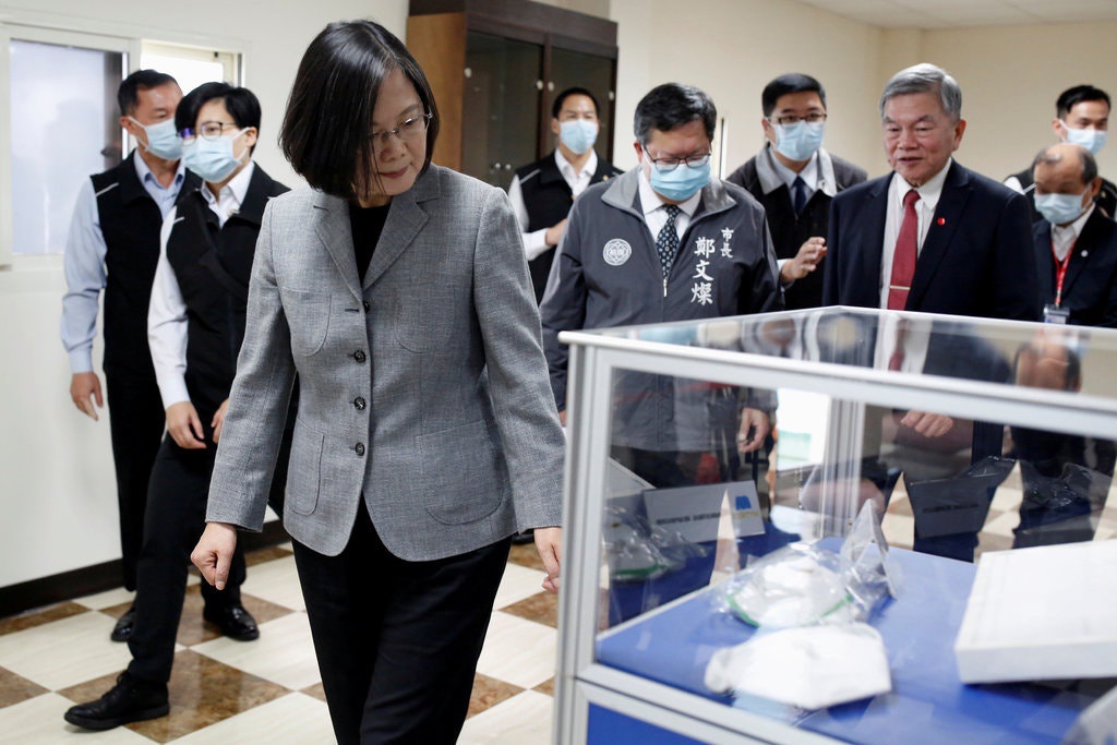 Bà Thái Anh Văn thăm một nhà máy sản xuất vải không dệt ở Đào Viên, Đài Loan, hồi tháng 4. Ảnh: Reuters.