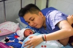 Bất ngờ với những hình ảnh hiếm hoi lộ diện về em bé mà 'người đàn ông Việt Nam đầu tiên mang bầu' sinh ra