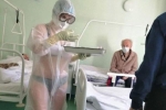 Nữ y tá Nga mặc bikini bên trong đồ bảo hộ