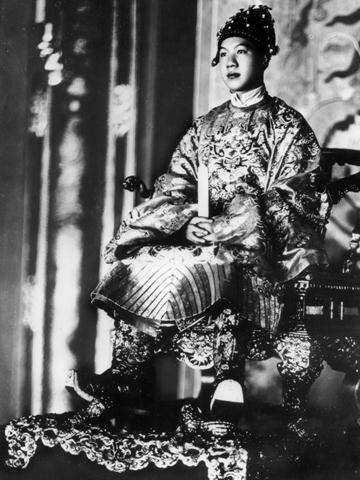 Hoàng đế Bảo Đại (1913-1997), tên thật là Nguyễn Phúc Vĩnh Thuỵ.