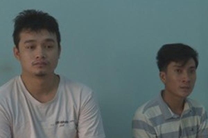 Hai thanh niên cầm dao ra quốc lộ 'xin tiền' uống rượu