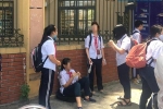 Chủ tịch Hà Nội yêu cầu kiểm tra vụ trường khóa cửa lớp, học sinh 'đội nắng' chờ phụ huynh đến đón