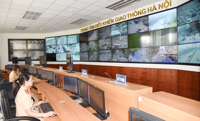 Trung tâm Điều khiển giao thông Hà Nội là nơi tiếp nhận xử lý nhanh tình trạng ùn tắc giao thông. Ảnh: Hữu Tiệp.