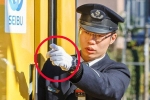 Người lái tàu điện tại Nhật Bản có một thói quen ai nhìn cũng tưởng bất lịch sự, nhưng thực chất mục đích phía sau thì cực kỳ quan trọng