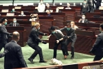 Nghị sĩ Hong Kong ném rau củ thối trong cuộc họp về dự luật quốc ca TQ