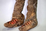 Nghi ngờ xác ướp 1.100 tuổi sành điệu đi 'giày Adidas' du hành thời gian