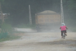 Tuyên Quang: Xe quá tải chở cát, ngang nhiên tung hoành phá nát đường dân sinh