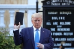 Giám mục phẫn nộ vì ông Trump đến nhà thờ, chụp ảnh với Kinh thánh
