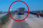 Video: Xe đầu kéo tông xe con quay 180 độ trên cầu Phú Lương - Hải Dương