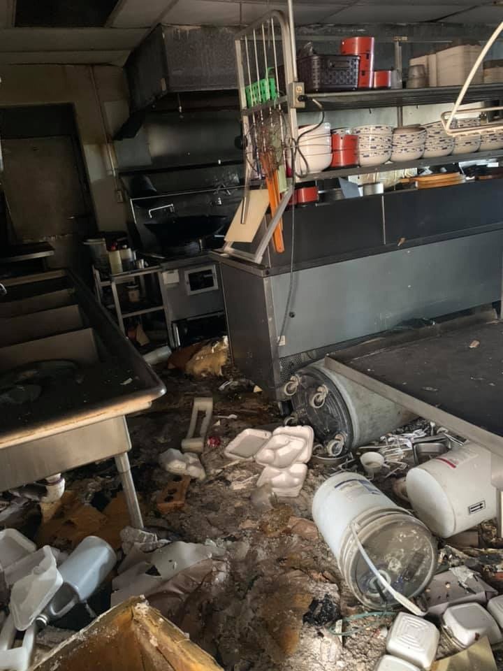 Quang cảnh đổ nát bên trong nhà hàng sau khi lửa đã được dập tắt. Ảnh: Ricky Lam.
