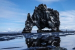Khối đá hình khủng long cao 15m ngoài khơi Iceland