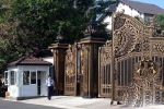 Dát vàng từ cánh cổng cho đến quân cờ, biệt thự nhà chồng Hà Tăng hoành tráng như thế nào?