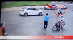 Clip: Người đàn ông hung hổ lao xuống xe, bóp cổ bảo vệ vì bị nhắc đỗ ô tô trước cổng bệnh viện