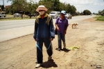 Cặp vợ chồng nghèo đi bộ 300 km để về quê thăm mẹ ốm