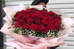 Quang Hải tặng đóa hồng siêu to khổng lồ cho bạn gái Huỳnh Anh nhân dịp kỷ niệm 1 tháng hẹn hò