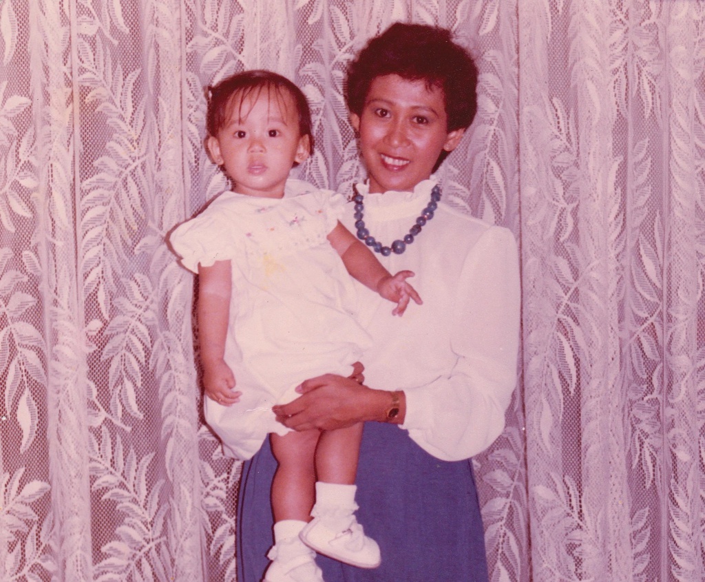 Carla và mẹ ở Philippines năm 1984.