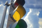 Dự thảo luật mới cho phép xe cộ được vượt đèn vàng khi nào?