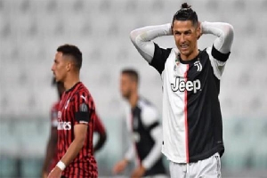Ronaldo và HLV Sarri bị chỉ trích thậm tệ dù Juve vào chung kết cúp quốc gia Italia