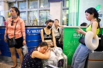 Khách nằm, ngồi kín nhà ga Tân Sơn Nhất khi hàng trăm chuyến bay delay