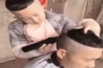Cười rụng rốn trước cảnh cậu bé úp bát tô lên đầu bố để cắt tóc