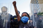 Bức ảnh cậu bé da đen 7 tuổi giơ nắm đấm khiến cả nước Mỹ sục sôi