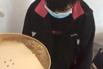 Nữ sinh bị đánh bằng nắp xô và ép ăn cát ở Hong Kong