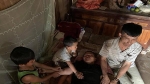 Ba đứa trẻ khốn khổ vây quanh người mẹ mắc bệnh hiểm nghèo