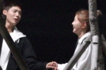 Park Bo Gum đi dạo cùng sao nữ 'Ký sinh trùng' trong đêm