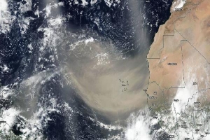 Kinh dị khối bụi khổng lồ bay từ châu Phi qua biển Đại Tây Dương