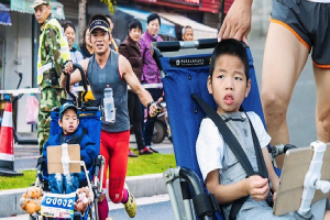 Rơi nước mắt trước dòng tâm sự của người cha 5 năm ròng tìm điều kỳ diệu cho cậu con trai bại não từ những cuộc thi marathon