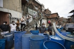 Mất nước 4 tháng, dân Venezuela đào giếng, lấy nước từ hầm bỏ hoang