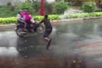 Nhóm thanh niên lấy nước mưa tạt vào người đi đường