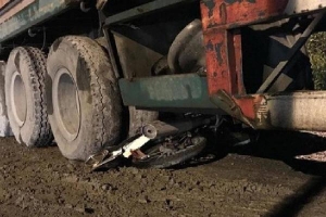 Thanh niên 9X chết thảm dưới bánh xe container sau va chạm ở giao lộ