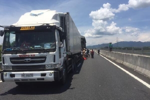 Ô tô tải tông xe đầu kéo trên cao tốc Đà Nẵng - Quảng Ngãi