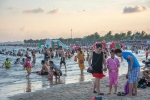 Hàng nghìn người đổ ra bãi biển tránh nóng