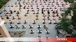 Choáng trước cảnh hàng trăm học sinh một trường cấp 3 ngồi bệt dưới đất làm bài kiểm tra