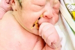 Sự thật về bé sơ sinh đẻ ra cầm trên tay chiếc vòng tránh thai