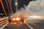 Quảng Ninh: Xế hộp Mercedes bị 'bà hỏa' thiêu rụi khi đang lưu thông trên đường
