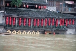 Phượng Hoàng cổ trấn ngập trong biển nước đục ngầu giữa mưa lũ ở TQ