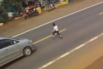 Clip: Chạy sang đường, bé trai bị ôtô đâm văng xa khiến nhiều người kinh hãi
