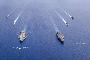 Đội hình hùng hậu của hai tàu sân bay Mỹ trên Biển Đông