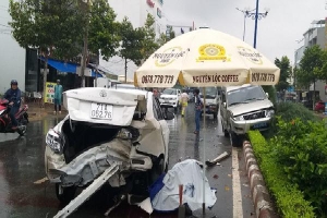 Nhân viên gara ôtô lùi xe bất cẩn gây tai nạn liên hoàn ở Tiền Giang, 1 người chết