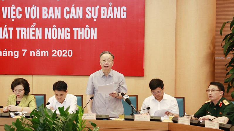 Phó Chủ tịch Thường trực UBND TP Hà Nội Nguyễn Văn Sửu trình bày báo cáo tại hội nghị.