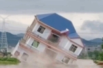 Clip: Kinh hoàng cảnh ngôi nhà 3 tầng bị nước lũ 'đánh sập' chỉ trong tích tắc