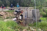 Bình Thuận: Xe tải chở quần áo bị lật trên QL55