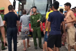 NÓNG: Nghi ngờ HLV thủ môn Quảng Nam mang vật thể lạ vào Thiên Trường, CĐV tại Nam Định tức giận rồi đuổi đánh ngay trên sân