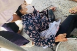 Hà Nội: Đang ngồi bán hoa quả, người phụ nữ bất ngờ bị đâm từ phía sau gục tại chỗ