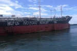12 thủy thủ VN mắc kẹt 4 tháng trên biển Malaysia, phải vẽ chữ cầu cứu