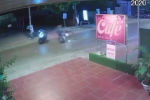 Clip: Camera 'bóc' lỗi tình huống 2 xe máy tông nhau kinh hoàng giữa đường